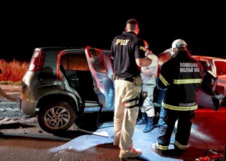 Acidente na BR 267 em Bataguassu deixa duas vítimas fatais e outras com ferimentos graves.