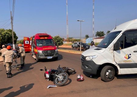 IVINHEMA: Colisão de Van e moto deixa motociclista ferido no Bairro Centro