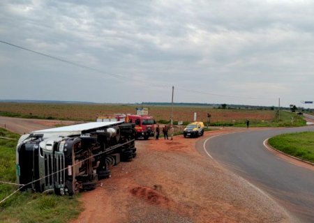 Caminhão frigorífico tomba na rotatória em Bataguassu na manhã deste domingo