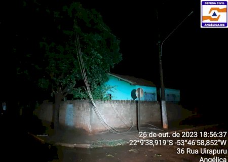 Angélica - Forte vendaval acompanhado de raios e trovões, assusta moradores, derruba fios de alta tensão e deixa uma parte da cidade sem energia.
