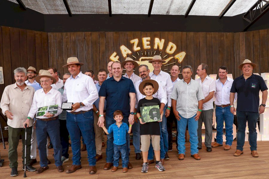Presidente Marcelo Bertoni é homenageado em aniversário de 25 anos da Novilho Precoce