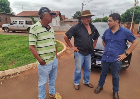 Angélica - Prefeito Edinho Cassuci junto com Secretário de Obras Ademir,  acompanha o início do recapeamento dos bairros Mutum e Cerejo