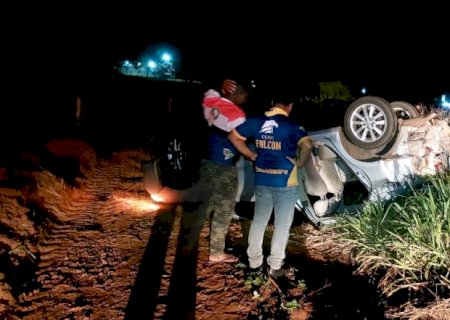 Ivinhema - Capotamento na MS-141 deixa três pessoas com ferimentos leves