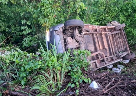 Van carregada de fertilizantes capota próximo à ponte de rio na BR 060