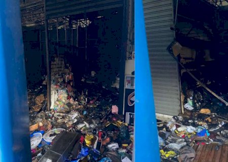 Imagens mostram destruição deixada pelas chamas no Camelódromo