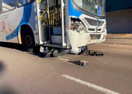 Motociclista na contramão morre após colidir em ônibus