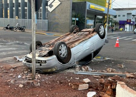 Condutor perde controle e capota carro na Moura Andrade em Nova Andradina