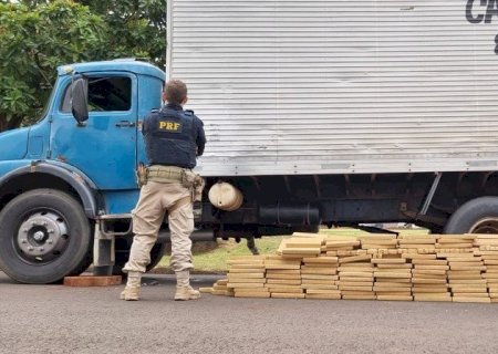 Ivinhema -PRF apreende caminhão baú com teto falso carregado com mais de 480 kg de entorpecentes na região de Amandina