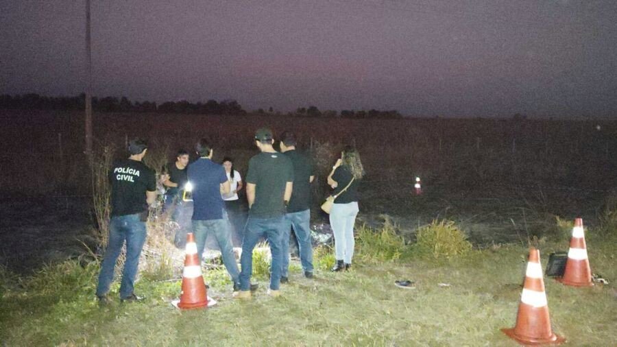 Corpo encontrado carbonizado em rodovia é de servidor aposentado; mulher é presa na ação