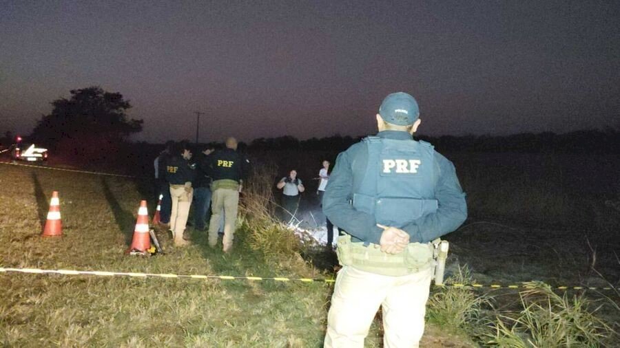Corpo encontrado carbonizado em rodovia é de servidor aposentado; mulher é presa na ação