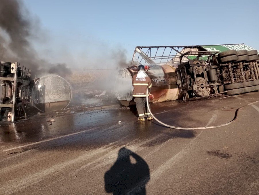 Motorista dorme ao volante e causa acidente entre carretas na MS-306