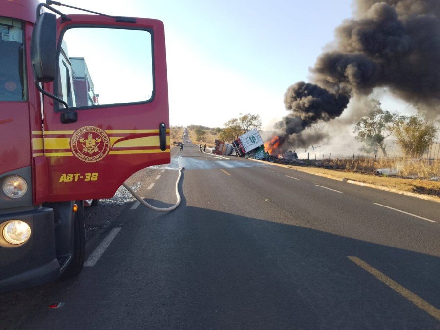 Motorista dorme ao volante e causa acidente entre carretas na MS-306