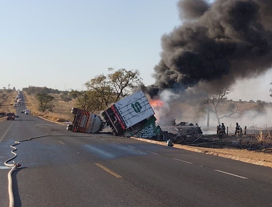 Motorista dorme ao volante e causa acidente entre carretas na MS-306