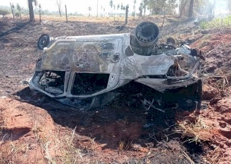 Mulher que seguia para frigorífico de Nova Andradina a trabalho morre após veículo capotar e pegar fogo no interior paulista