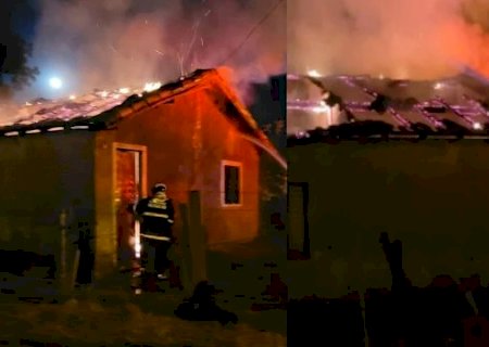 Idosa se finge de morta após ser brutalmente agredida e tem casa incendiada
