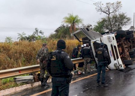 Carreta tomba na MS-156, deixa passageria presa as ferragens