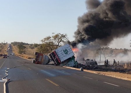 Motorista dorme ao volante e causa acidente entre carretas na MS-306