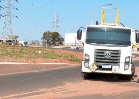 Motorista de aplicativo perde perna após acidente envolvendo caminhão em MS