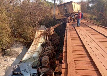 Carreta cai de ponte em estrada de assentamento e motorista fica ferido