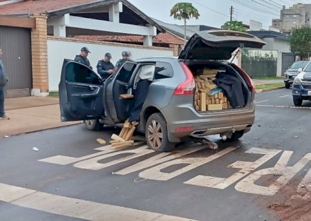 Traficante bate carro com maconha ao fugir da polícia e deixa mulher ferida