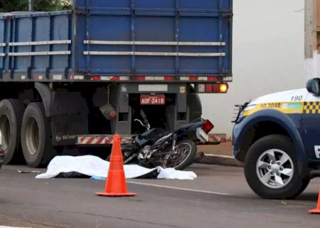 Motociclista morre ao bater na traseira de carreta