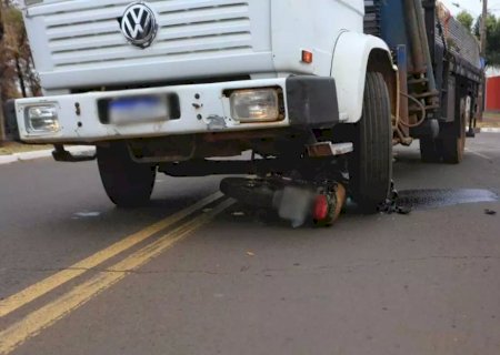 Freio de caminhão falha e motorista atinge motociclista