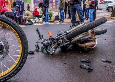 Motociclista morre ao atingir carro em cruzamento