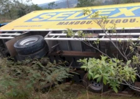 Motorista fica ferido após tombar caminhão dos Correios