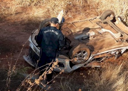 Carro capota na MS 316