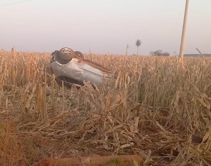 Nova Andradina - Capotamento na BR -376 em frente o Assentamento Santa Olga, deixa uma mulher ferida