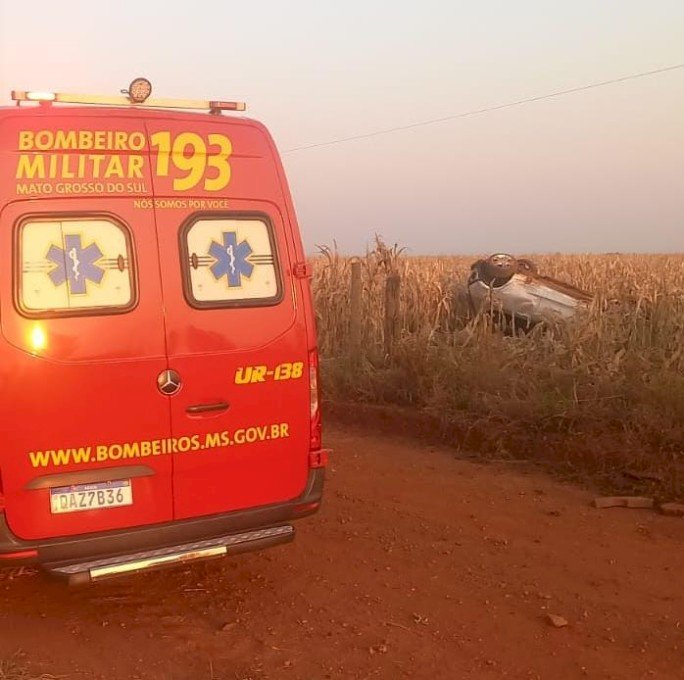 Nova Andradina - Capotamento na BR -376 em frente o Assentamento Santa Olga, deixa uma mulher ferida