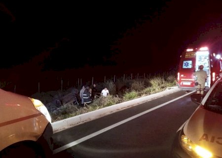 Homem morre e outros dois ficam em estado grave após carro capotar na MS-345