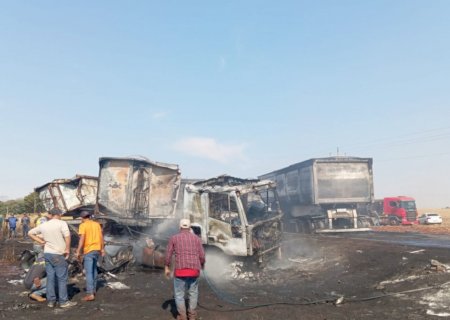 Motorista morre após colisão e incêndio entre carretas próximo de Itahum na MS -270