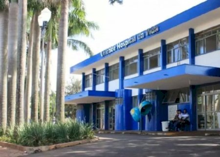Morador tem casa invadida por cinco homens, é esfaqueado e tem moto roubada