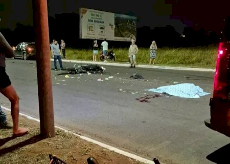 Motociclista morre após ser atingido por dois carros