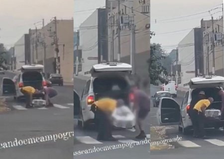 Caixão cai de carro funerário ao passar por buraco em rua