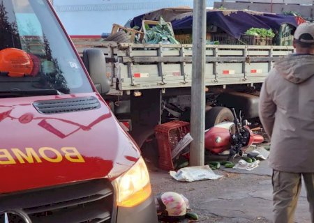 Acidente entre caminhonete, caminhão e motocicleta deixa ferido