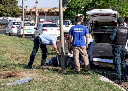 A caminho do trabalho, motociclista morre ao colidir contra poste