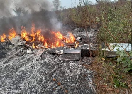 Avião de pequeno porte cai e mata empresário junto com dois netos e maís duas pessoas