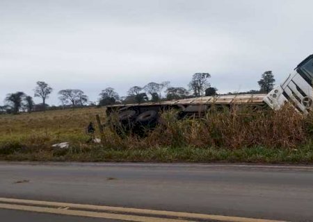Roda de caminhão carregado com açúcar trava, veículo sai da pista e tomba entre Batayporã e Anaurilândia