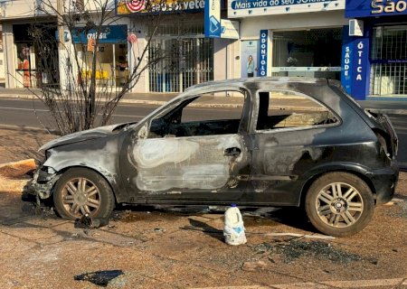 Mulher ateia fogo em carro do ex-companheiro em Nova Andradina