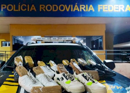PRF apreende cocaína dentro do tênis de cinco pessoas