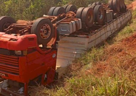 Carreta fica fora de controle e cai em ribanceira em Batayporã