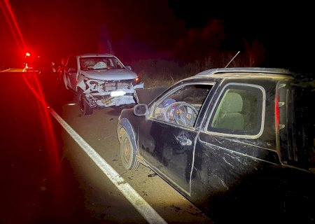 Colisão entre veículos deixa dois homens feridos na BR 060
