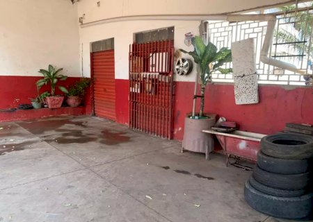 Vendedor ambulante é baleado na cabeça em borracharia