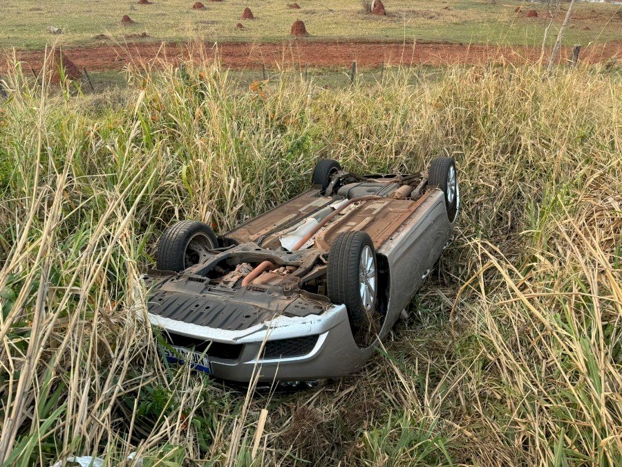 Veículos capotam na MS-276 em Batayporã e condutores saem ilesos