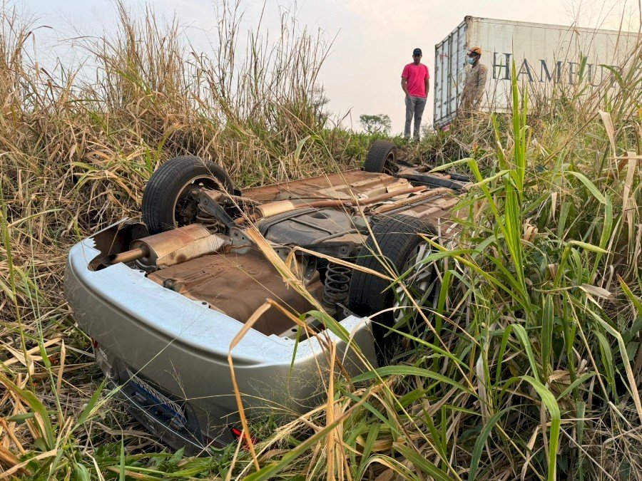 Veículos capotam na MS-276 em Batayporã e condutores saem ilesos