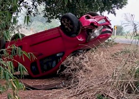 Picape capota na MS-276 e motorista abandona o veículo em Anaurilândia
