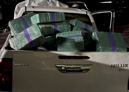 Hilux tombada com quase 700 kg de maconha é apreendida pela PM