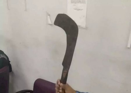 Homem é preso tentando matar toda a família com golpe de foice